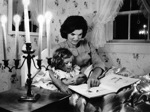 美国第一夫人杰奎琳·肯尼迪(任期1961年-1963年)和她的女儿卡罗琳