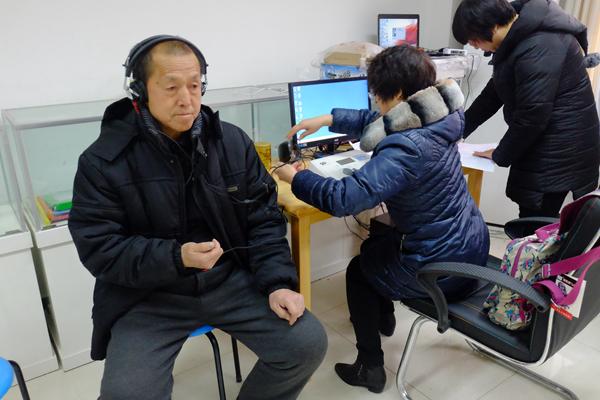 区残联为听力残疾人进行听力评估