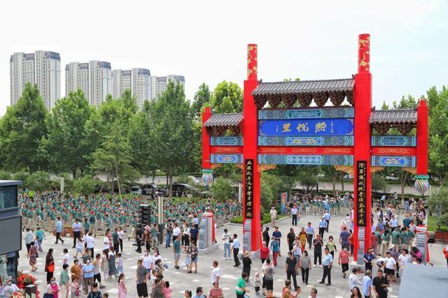 淄博8月7日讯 8月6日,位于桓台县的东岳·熙悦里开业暨夜经济试点街区