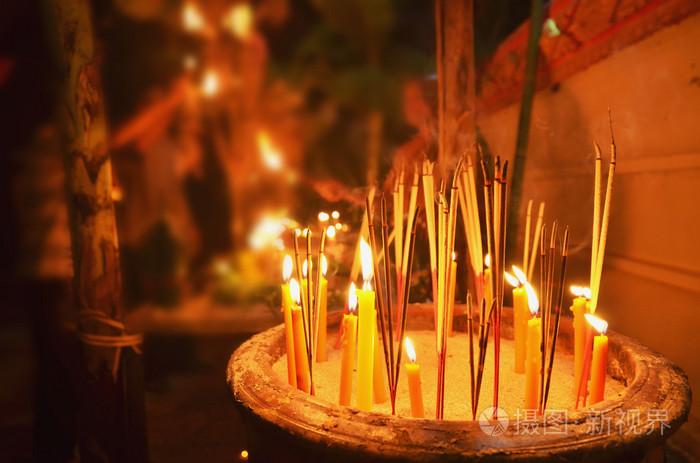 照明蜡烛来拜佛一端的佛教大斋节的节日
