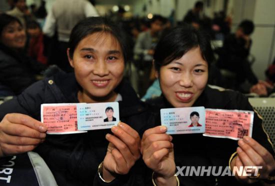 这是乘客展示车票和身份证.新华社记者卢汉欣摄